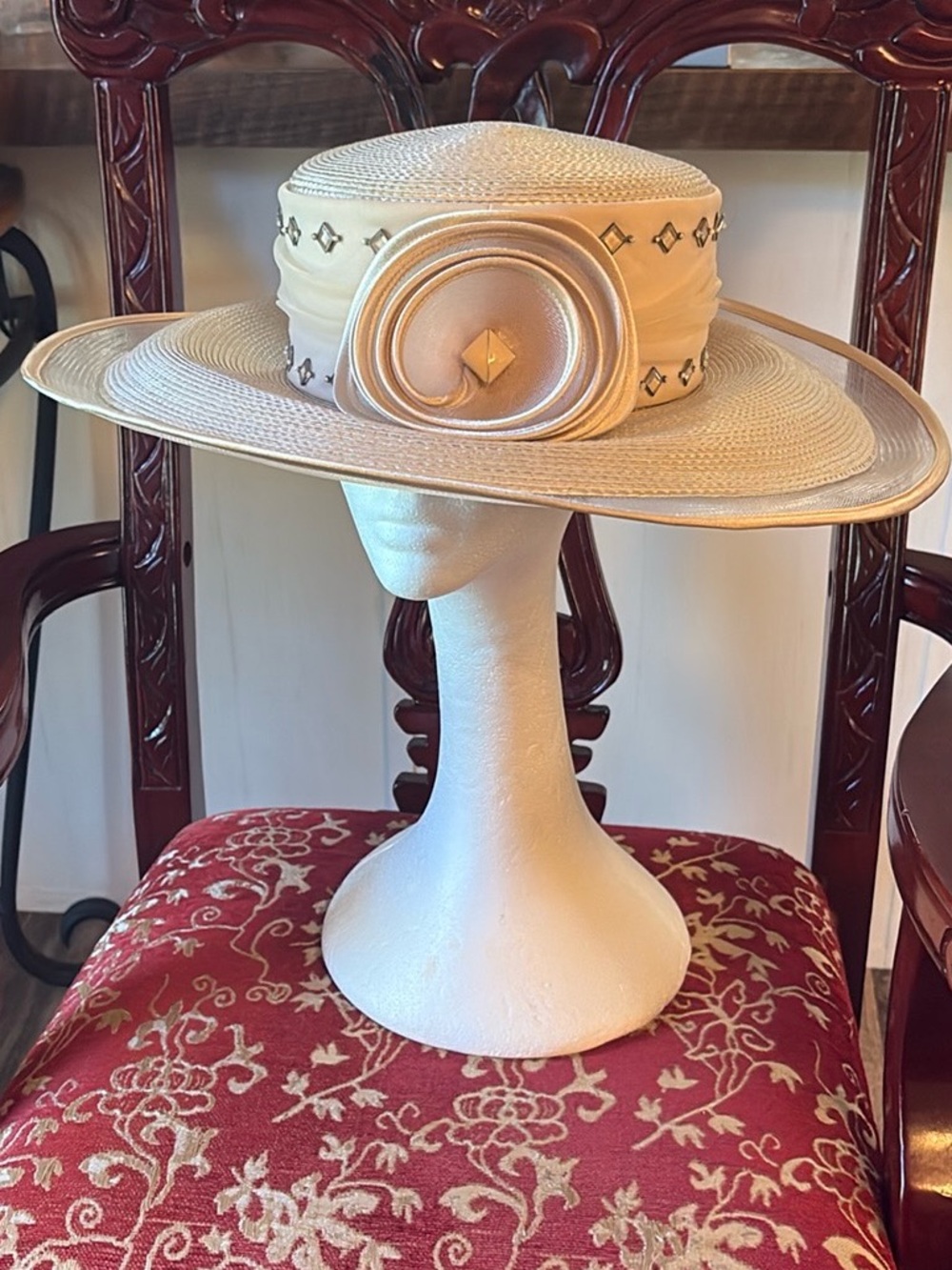 Elegant Cream Wide-Brim Straw Hat with Decorative Rosette